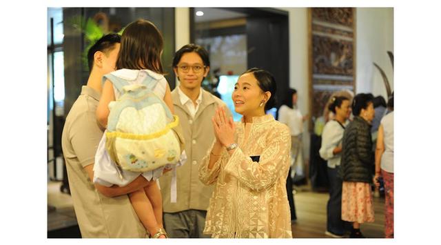 6 Potret Dhika Himawan mitoni 7 bulanan kehamilan, Ferry Salim bahagia segera timang cucu pertama