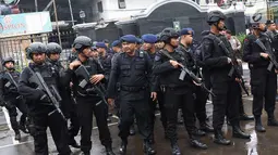 Polisi bersenjata melakukan apel sebelum pengamanan sidang pembelaan terdakwa kasus bom Thamrin, Aman Abdurrahman di PN Jakarta Selatan, Jumat (25/5). Sebanyak 270 petugas gabungan Polri dan TNI mengamankan sidang. (Liputan6.com/Immanuel Antonius)