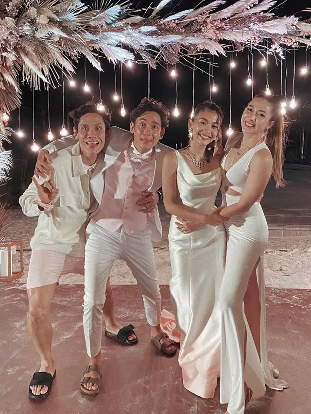 7 Momen Resepsi Adipati Dolken dan Canti Tachril, Romantis di Pinggir Pantai