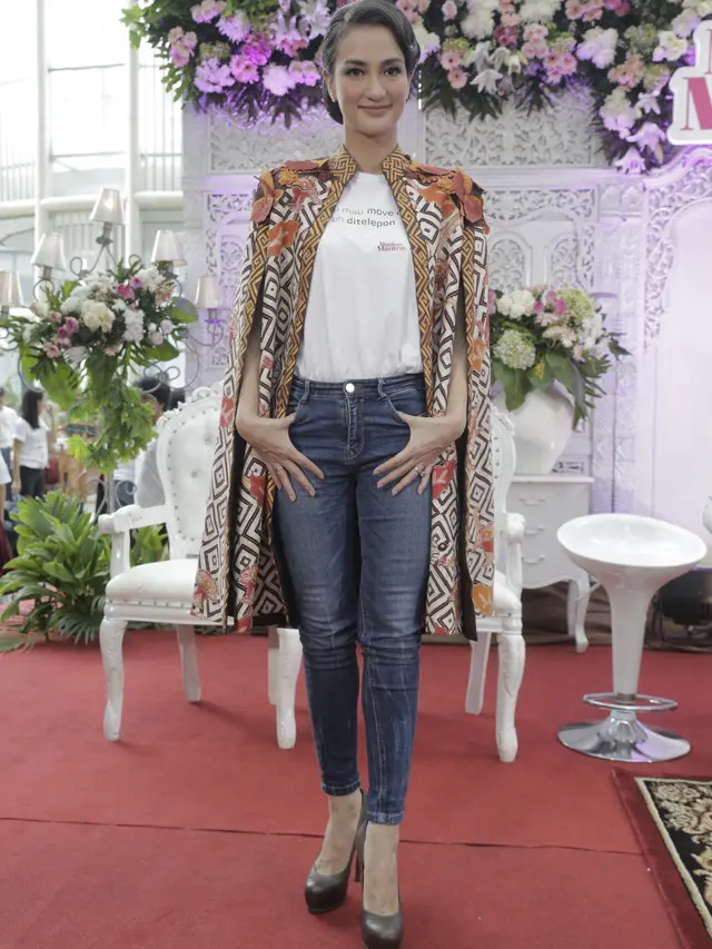 [Fimela] Atiqah Hasiholan