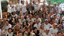 Ketua nonaktif KPK Abraham Samad dan Taufiqurahman Ruki berpose dengan para awak media di Ciawi, Bogor, (20/11). Acara tersebut sekaligus perpisahan dengan Para ketua dan mantan ketua kpk non aktif. (Liputan6.com/Helmi Afandi)