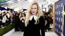 Nicole Kidman dikenal dengan selera fashionnya yang tak lekang oleh waktu. Di red carpet SAG Awards, Nicole Kidman tampil dengan gaun beludru berpita gading dan lengan panjang berwarna hitam dari Saint Laurent.