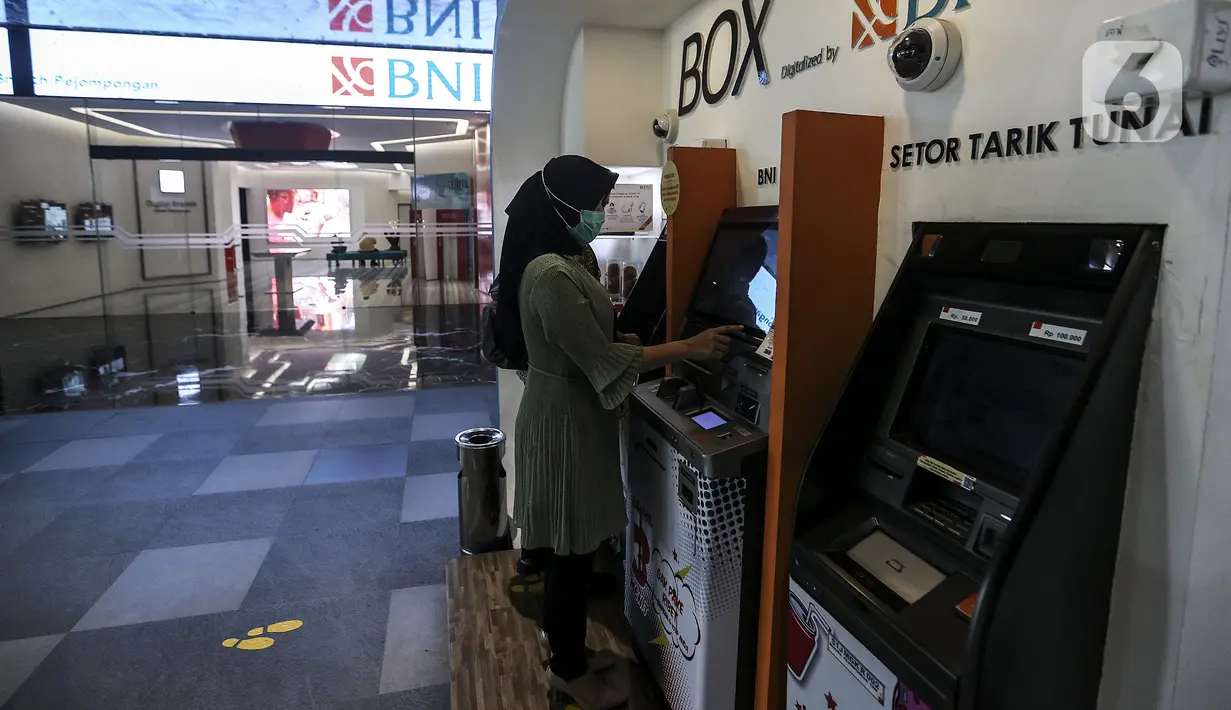 Nasabah beraktivitas di salah satu kantor cabang digital Bank BNI di Jakarta, Rabu (30/12/2020). Nilai transaksi ekonomi digital Indonesia pada tahun 2025 diprediksi mampu mencapai USD 124 miliar.  (Liputan6.com/Johan Tallo)
