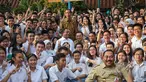 Presiden Joko Widodo, Mendikbud Anies Baswedan dan Gubernur DKI Basuki Tjahaja Purnama berfoto bersama para siswa saat meninjau pelaksanaan Ujian Nasional (UN) di SMA Negeri 2 Jakarta, Selasa (14/4/2015). (Liputan6.com/Faizal Fanani)
