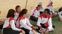 Calon Paskibraka 2018 tingkat nasional asal Papua, Arfanita Gabriela Tokoro (paling kanan) berbincang dengan teman-temannya di jeda latihan (Liputan6.com/Giovani Dio Prasasti)
