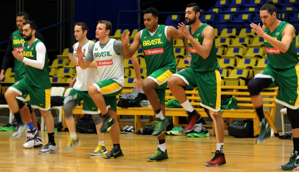 Para atlet basket Brasil saat berlatih sebelum berlaga di Olimpiade Rio 2016, Sao Paulo, Brazil (7/7). (REUTERS/Paulo Whitaker)