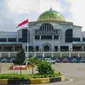 Karena bentuknya yang memiliki kubah, banyak yang mengira bandara Sultan Iskandar Muda adalah masjid.