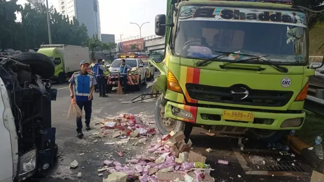 Truk boks pengangkut es krim mengalami kecelakaan di Km 19.200 B Jalan Tol Lingkar Luar Jakarta, pada Rabu (12/6/2024)