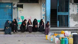 Otoritas Gaza pada Senin 14 Juli 2025 mengatakan, lebih dari 700 warga Palestina di Gaza, sebagian besar anak-anak, tewas akibat serangan militer Israel saat mengambil air sejak Oktober 2023. (Eyad BABA/AFP)