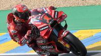 Francesco Bagnaia gagal finis karena disenggol Maverick Vinales di tengah balapan MotoGP Prancis yang berlangsung di sirkuit Le Mans akhir pekan kemarin (AFP)