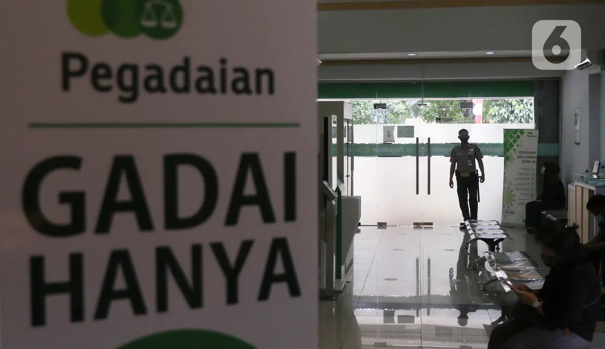 Nasabah menunggu giliran untuk bertransaksi di kantor pegadaian kawasan Jakarta, Rabu (4/8/2021). Pandemi Covid-19 yang masih berlangsung ternyata membuat jumlah nasabah yang menggadaikan barang mereka untuk berbagai kebutuhan sehari-hari meningkat pesat. (Liputan6.com/Angga Yuniar)