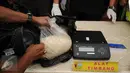 Petugas Polres Jakarta Barat menimbang narkotika jenis sabu saat rilis di Jakarta, Rabu (23/3/2016). Sat Narkoba Polres Jakarta Barat mengamankan satu tersangka berikut 16 kg sabu. (Liputan6.com/Helmi Fithriansyah)