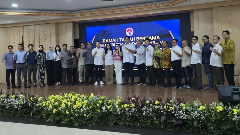 Taufik Hidayat berfoto bareng dengan Menpora Dito Ariotedjo dan pegawai Kemenpora