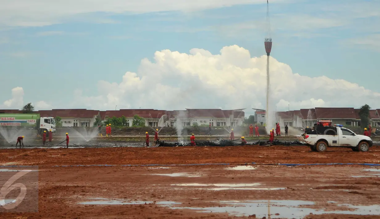 Suasana simulasi kebakaran lahan dan hutan di kawasan Unit Industri Asia Pulp & Paper (APP)-Sinar Mas, Sumsel, Kamis (24/3). Simulasi ini komitmen membangun sinergi antara swasta, pemerintah pusat, pemerintah daerah dan BNPB. (Liputan6.com/Gempur M Surya)