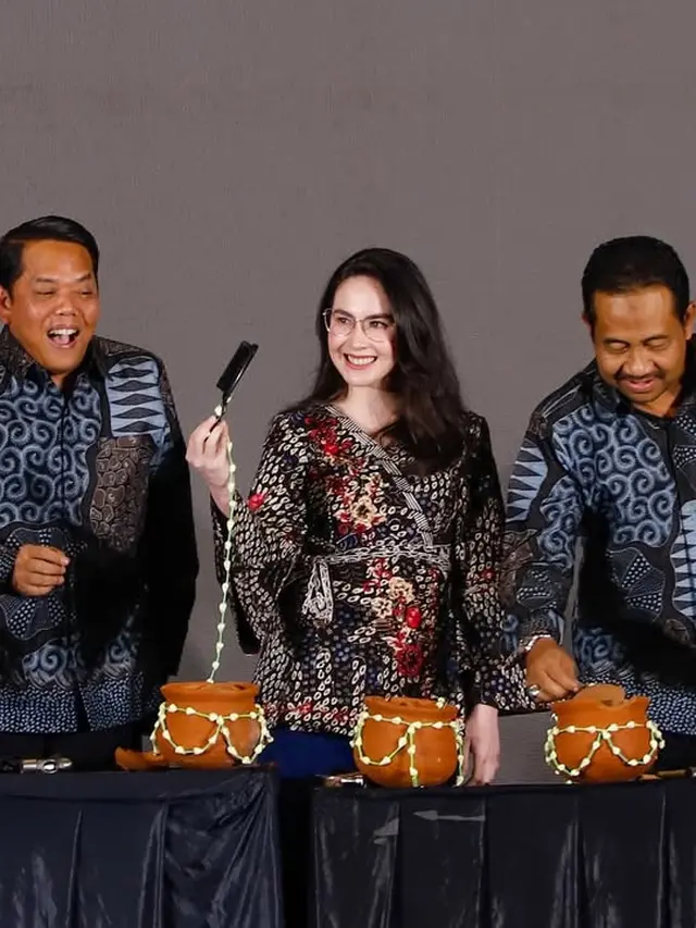 Batik Arumi Bachsin saat Hadiri Acara Cipta Karya di Surabaya