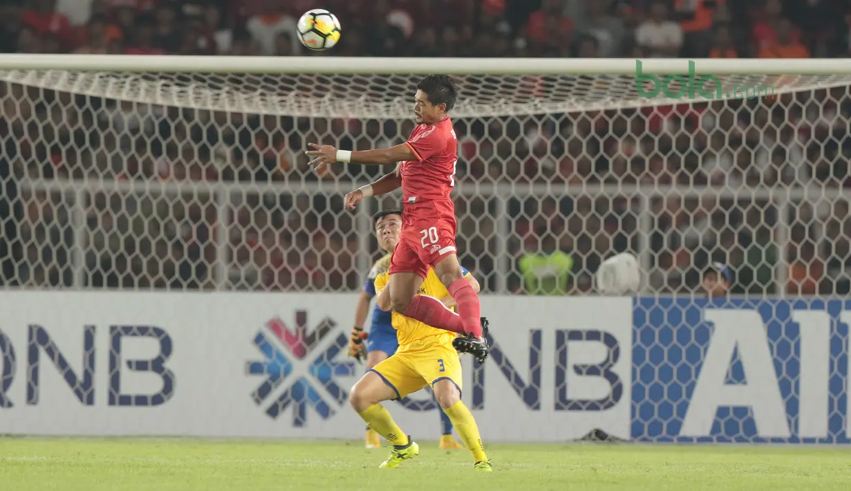 Aksi Bambang Pamungkas menyundul bola ke gawang Song Lam Nghe An FC pada laga Piala AFC 2018 di Stadion Utama GBK, Senayan, Jakarta, (13/3/2018). Persija Jakarta menang 1-0. (Bola.com/Nick Hanoatubun)