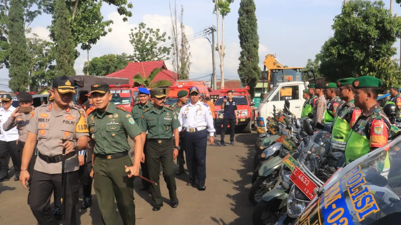 Dimpin Kapolres Garut AKBP Dede Yudi Ferdiansyah, sejumlah pejabat perwakilan dinas intansi Garut, tengah mengikuti Apel Siaga gabungan Natal dan Tahun Baru di Garut