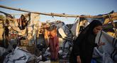 Warga Palestina yang mengungsi memeriksa kerusakan akibat serangan tentara Israel di kamp tenda mereka di Deir al-Balah, Jalur Gaza, Rabu 29 Oktober 2025. Serangan tersebut menyebabkan beberapa warga Palestina tewas, termasuk rusaknya sejumlah tenda pengungsian. (AP Photo/Abdel Kareem Hana)