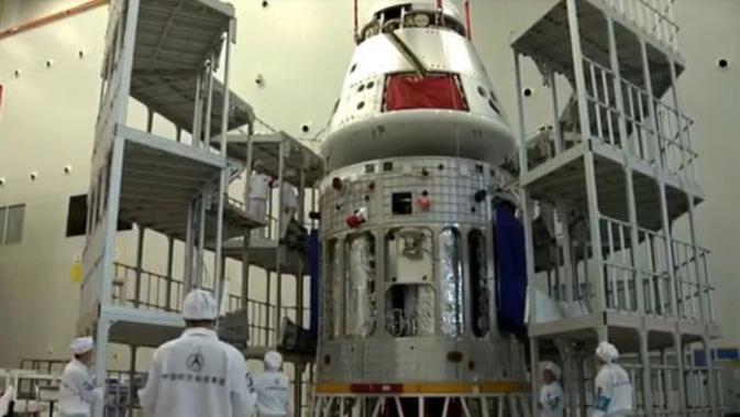 Modul kru (atas) dan modul layanan dari pesawat ruang angkasa China yang baru. (Foto: CAST)