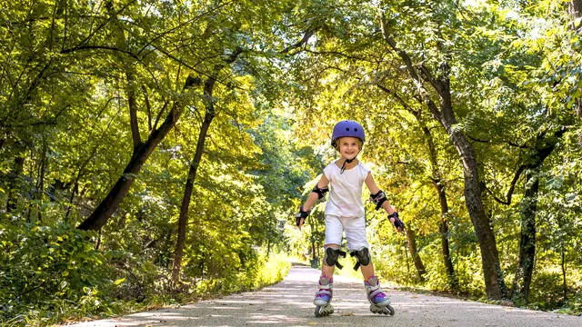 Ilustrasi anak belajar inline skate