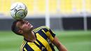 Robin van Persie mendapat sambutan hangat saat diperkenalkan secara resmi kepada publik di markas Fenerbahce, Stadion Sukru Saracoglu, Istanbul, Turki. (14/7/2015). (AFP PHOTO/OZAN KOSE)