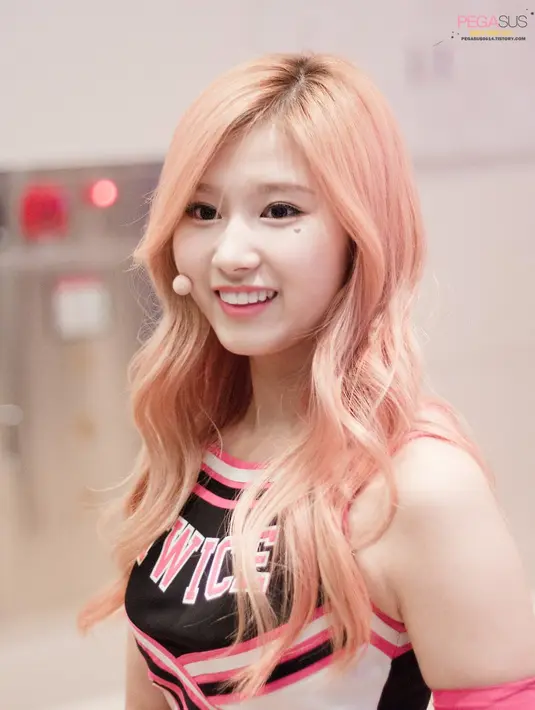 Wajah Sana Twice terlihat begitu cerah saat rambutnya diwarnai oranye. (Foto: koreaboo.com)