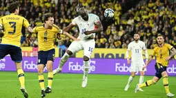 Ketiga gol Lukaku lagi-lagi mampu memenangkan duel dengan Ibrahimovic, yang menjadi seterunya pada laga Derbi della Madonnina. (AFP/Jonathan Nackstrand)