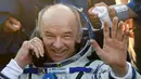 Astronaut Stasiun Luar Angkasa Internasional (ISS), Jeff Williams asal Rusia melakukan panggilan telepon setelah mendarat dengan selamat di dekat Kota Zhezkazgan, Kazakhstan, Rabu (7/9). (Bill Ingalls/NASA/Reuters)