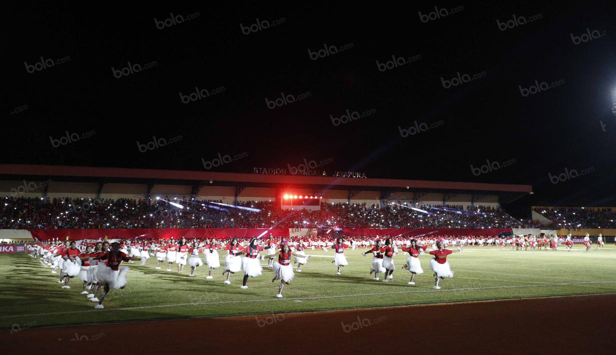 Ratusan siswa meramaikan pembukaan Torabika Soccer Champonship 2016 di Stadion Mandala, Jayapura, Papua, Jumat (29/4/2016). (Bola.com/Nicklas Hanoatubun)