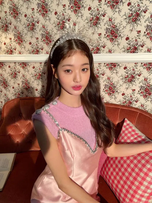 10 Inspirasi Soft Girl Outfit ala Artis, dari Jennie BLACKPINK, Wonyoung IVE,  hingga Beby Tsabina
