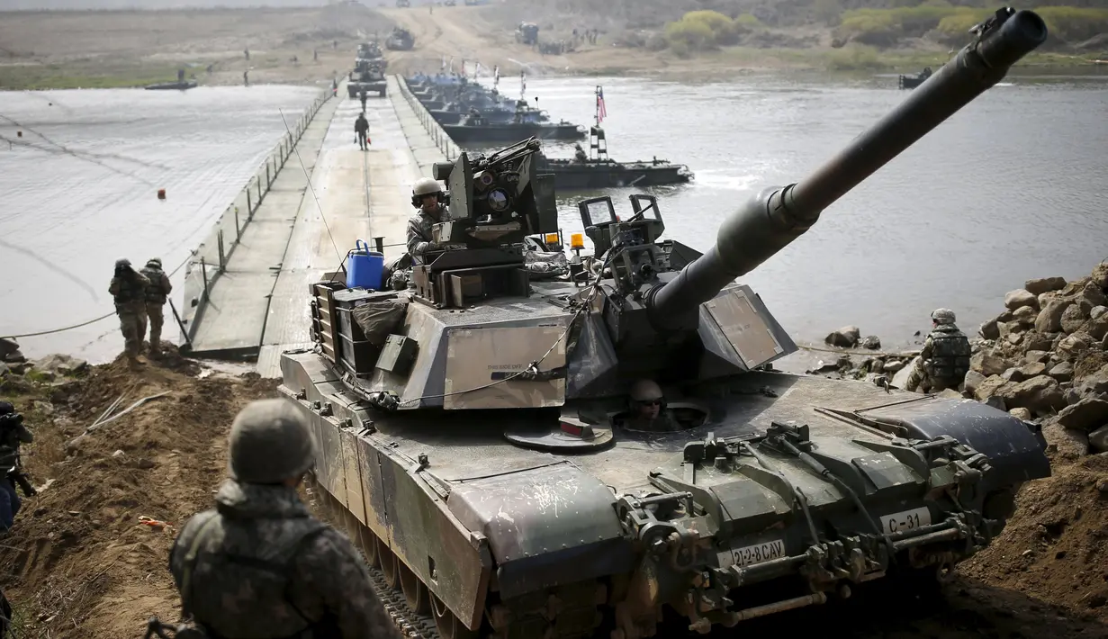 Sebuah tank AS tentara M1A2 melintasi jembatan pontoon selama latihan tentara AS-Korsel di persimpangan sungai dekat zona demiliterisasi yang memisahkan antara Korsel dan Korut di Incheon (8/4). (REUTERS/Kim Hong-Ji)