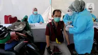 Paramedis menyuntikkan vaksin COVID-19 kepada warga saat vaksinasi secara drive-thru di ICE BSD, Tangerang, Banten, Sabtu (13/3/2021). Sebanyak 5.000 masyarakat umum, lanjut usia (lansia), dan pengemudi ojek online (ojol) divaksin COVID-19 pada hari ini dan besok. (merdeka.com/Arie Basuki)