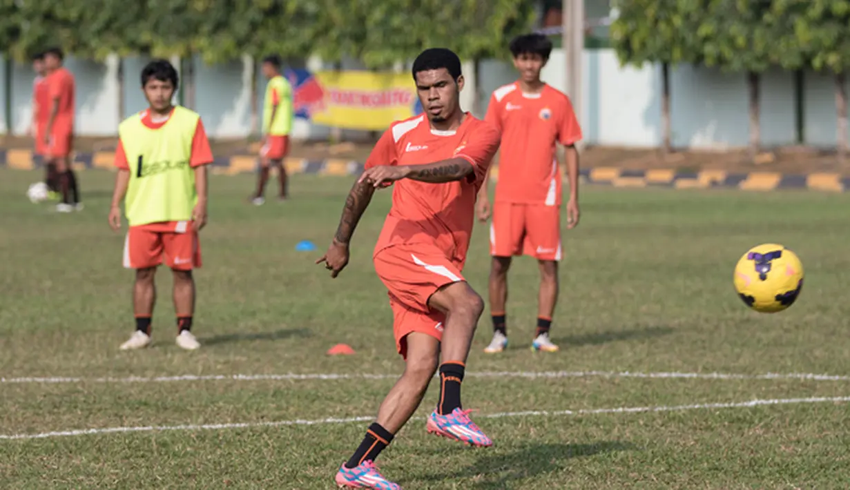 Pemain baru Persija, Vendry Mofu menendang bola saat berlatih jelang Piala Presiden 2015 di Lapangan Yon Zikon 14, Jakarta (21/8/2015). Persija meminjam Vendry dari Semen Padang. (Bola.com/Vitalis Yogi Trisna)