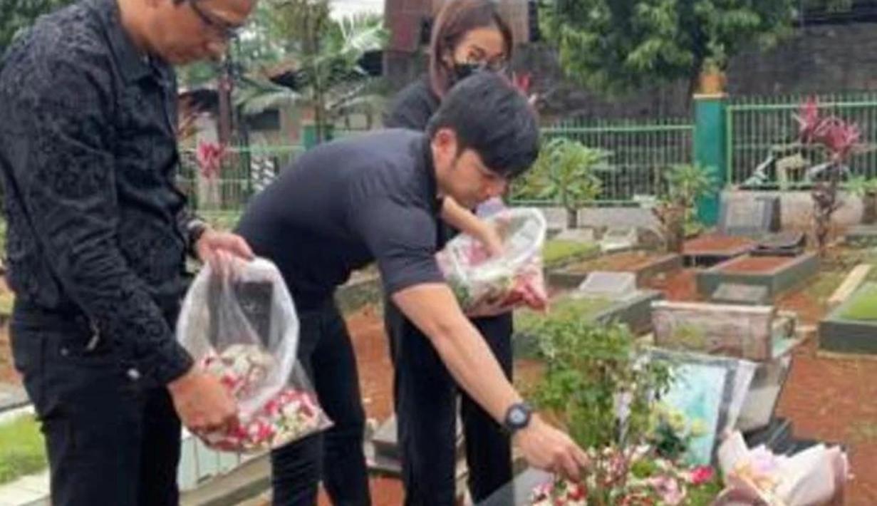 Nicky Tirta ditemani Doddy Sudrajat dan Mayang, menaburkan bunga ke atas gundukan tanah makam Vanessa Angel. Ketiganya kompak mengenakan pakaian serba hitam. (Foto: Instagram/@dodysoedrajat_1)