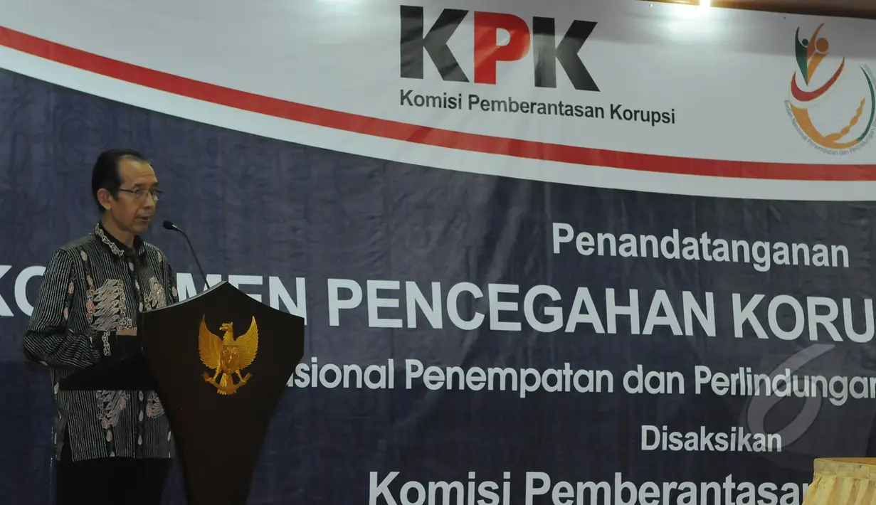 Wakil Ketua KPK Zulkarnain berpidato saat menghadiri pendatanganan kerjasama memberantas korupsi dengan BNP2TKI, Jakarta, Kamis (19/3/2015). (Liputan6.com/Herman Zakharia)
