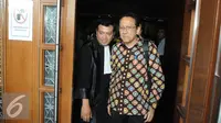 Irman Gusman meninggalkan ruangan usai menjalani sidang lanjutan dengan menghadirkan 4 saksi di pengadilan Tipikor, Jakarta pusat, Rabu (4/1). Dalam sidang tersebut juga menghadirkan staff CV. Semesta Berjaya, Armadewi. (Liputan6.com/Helmi Affandi)