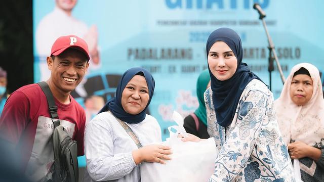 6 Potret Syahnaz Sadiqah Temani Suami Berangkatkan Warga Bandung Barat Mudik Gratis