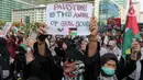 Saat melakukan pawai gerakan Global March to Gaza, para peserta membawa bendera Palestina, poster-poster bertuliskan pesan perdamaian, dan mengenakan atribut khas sebagai bentuk dukungan moral terhadap warga Gaza yang tengah mengalami krisis kemanusiaan akibat blokade berkepanjangan dari Israel. (Liputan6.com/Herman Zakharia)