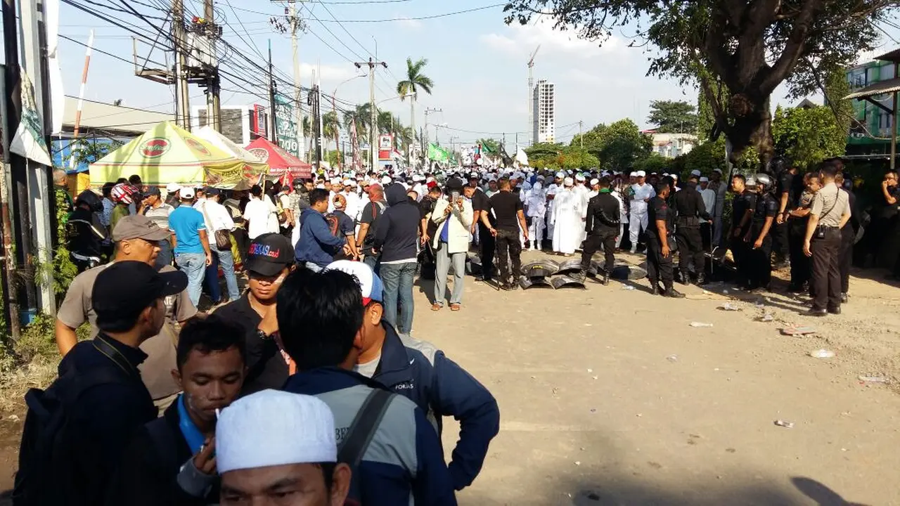 Demonstrasi menolak pembangunan Gereja Santa Clara di Jalan Lingkar Luar, Bekasi Utara, berujung ricuh.