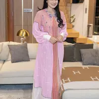 Titi Kamal tampil feminim mengenakan abaya warna pink salur orange dengan detail manik-manik di bagian leher. Credit: Instagram (@titi_kamall)