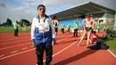 Man Kaur berada dilintasan bersiap mengikuti kompetisi lari sprint 100 meter di kategori usia 100+ di World Masters Games di Trusts Arena di Auckland (24/4). (AFP Photo/Micheal Bradley)