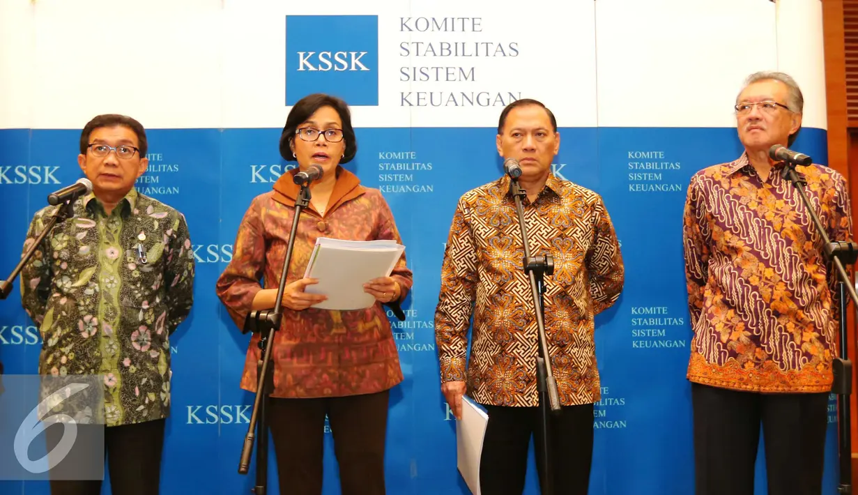 Ketua Dewan Komisioner OJK Muliaman Hadad, Menkeu Sri Mulyani, Gubernur BI Agus Marto dan Ketua LPS Halim Alamsyah saat memberikan keterangan usai rapat Komite Stabilitas Sistem Keuangan (KSSK) di Jakarta, Senin (24/10). (Liputan6.com/Angga Yuniar)