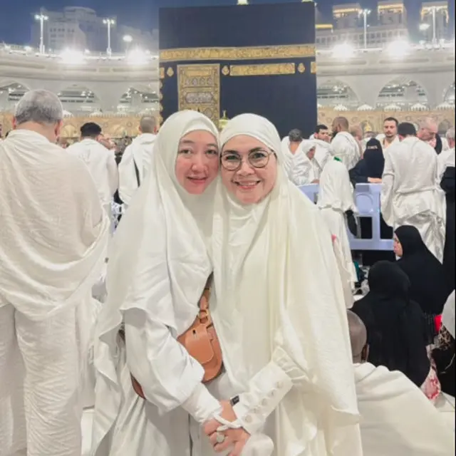 6 Potret Orang Tua Artis Umroh Bareng Besan, Ibu Ayu Ting Ting Curi Perhatian