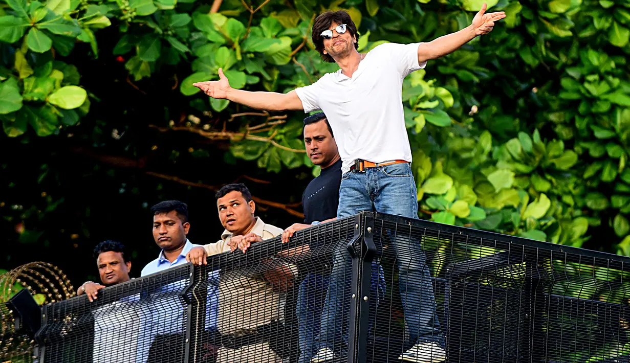 Shah Rukh Khan memberikan isyarat kepada para penggemar pada perayaan ulang tahunnya ke-54 dari balkon rumah King of Bollywood itu di Mumbai, Sabtu (2/11/2019). Seperti biasa, Shahrukh melakukan 'ritual' tahunan dengan menyapa para fans yang sudah berkumpul. (Sujit Jaiswal/AFP)