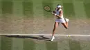 Petenis Jerman, Angelique Kerber mengembalikan bola pukulan petenis AS, Serena Williams saat bertanding pada final tunggal putri kejuaraan Tenis Wimbledon 2018 di London, (14/7). Kerber menang atas Williams 6-3,6-3. (AP Photo/John Walton)