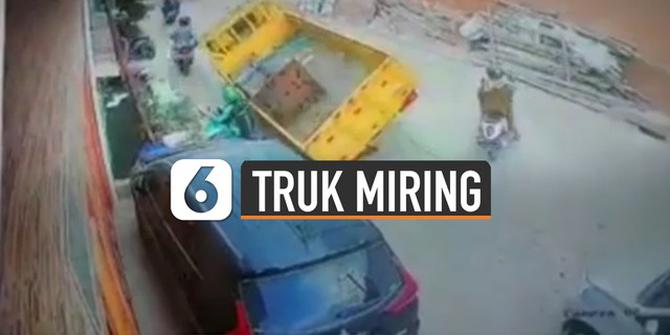 VIDEO: Viral Truk Miring Lewati Jalan Berlubang