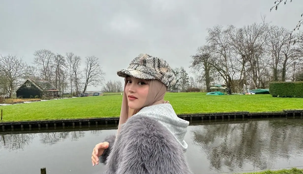 Liburan di negara yang memasuki musim dingin, mereka banyak mengandalkan outfit berlapis. Seperti Putri Delina yang tampil kece dengan jaket berbulu warna abu-abu dan topi beret warna senada. [@ferdinan_sule/@rizkyfbian/@putridelinaa]