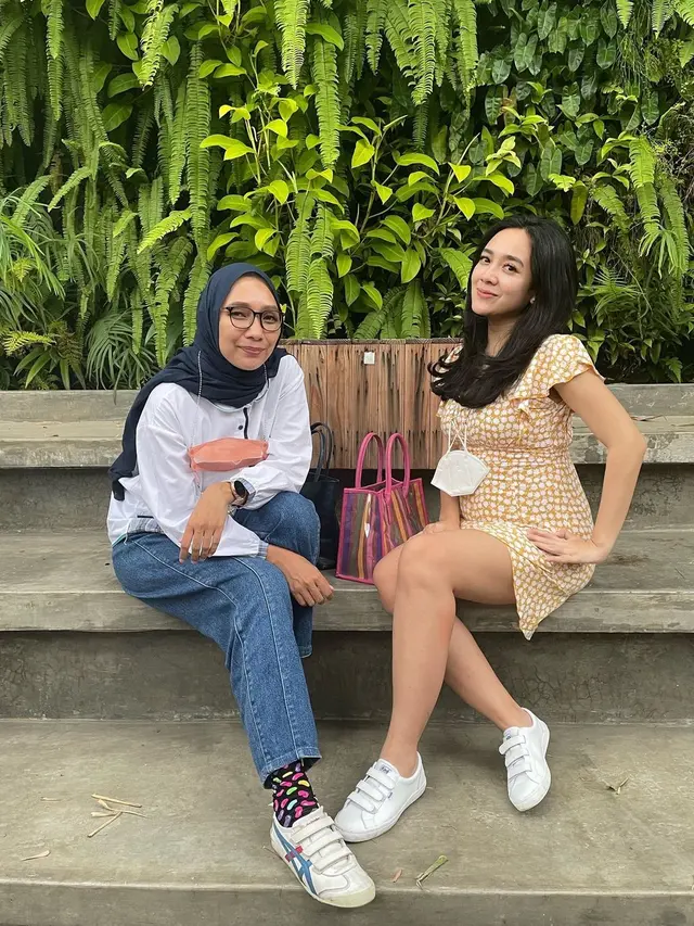 Hamil Usai 12 Tahun Nikah, Ini 6 Potret Dea Ananda Pamer Baby Bump