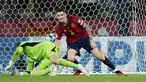 Gelandang Spanyol Oihan Sancet tersenyum setelah mencetak gol kedua timnya ke gawang Skotlandia pada matchday 7 Grup A Kualifikasi EURO 2024 di Estadio Olimpico de Sevilla, Jumat (13/10/2023) WIB. (AP Photo/Jose Breton)