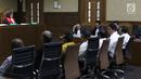 Terdakwa suap DPRD Sumut, Pasiruddin Daulay, Elezaro Duha, Musdalifah, Tahan Manahan, Tunggul Siagian, Fahru Rozi dan Taufan Agung Ginting (ki-ka) menjalani sidang dakwaan di Pengadilan Tipikor, Jakarta, Kamis (27/12). (Liputan6.com/Helmi Fithriansyah)